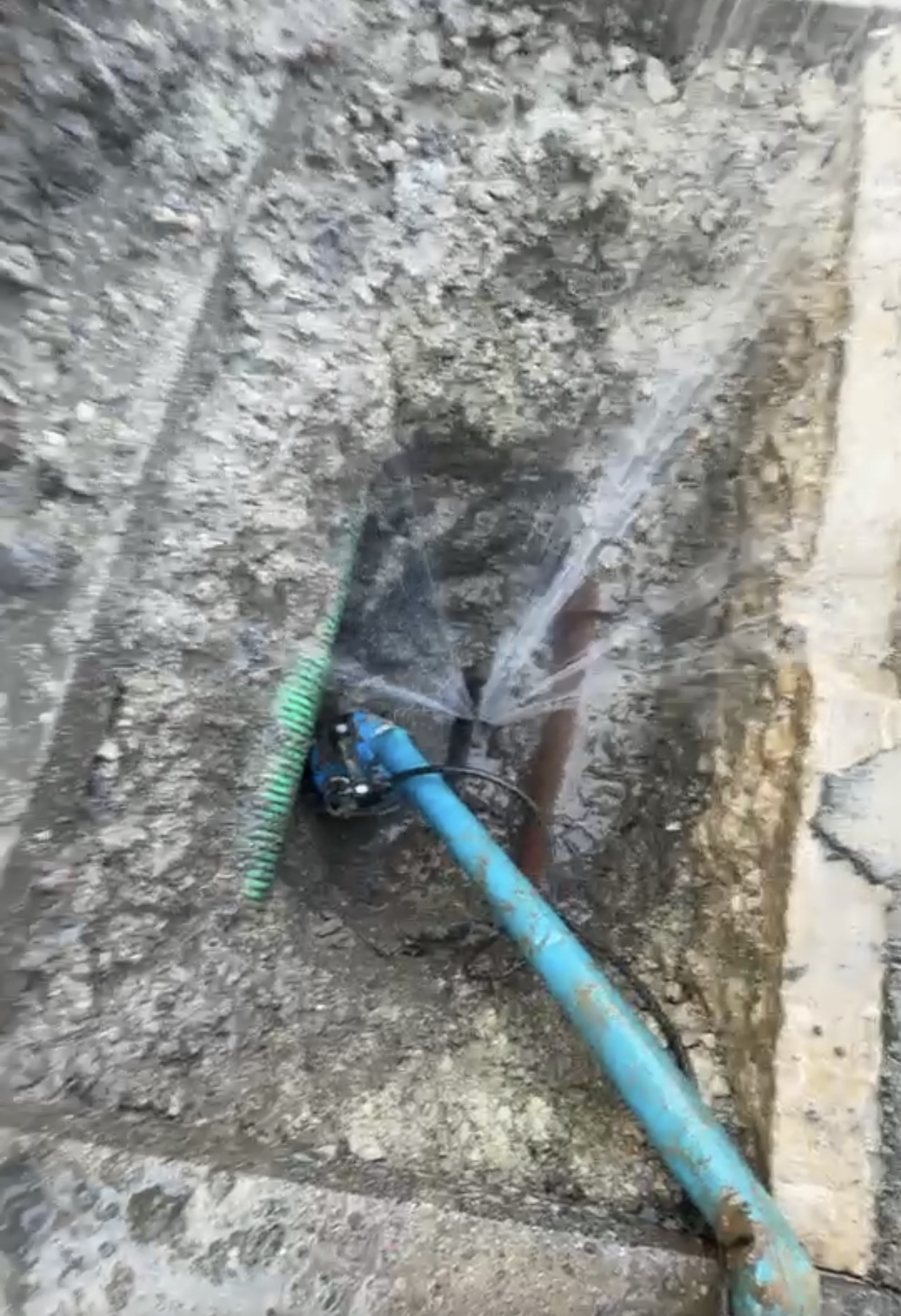Pressurised leak spray from a burst main