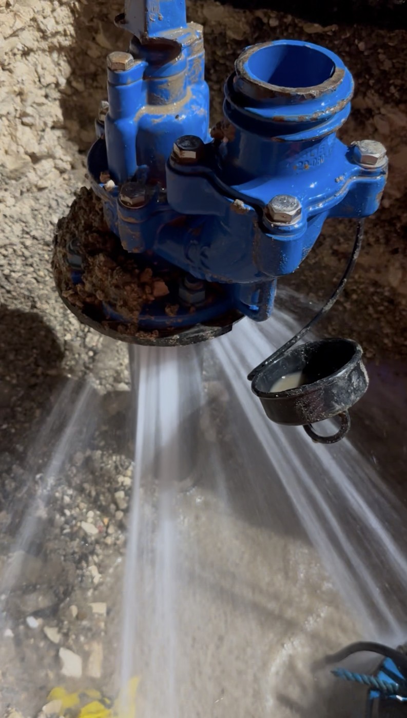 Pressurised leak at blue valve flange during detection and repair
